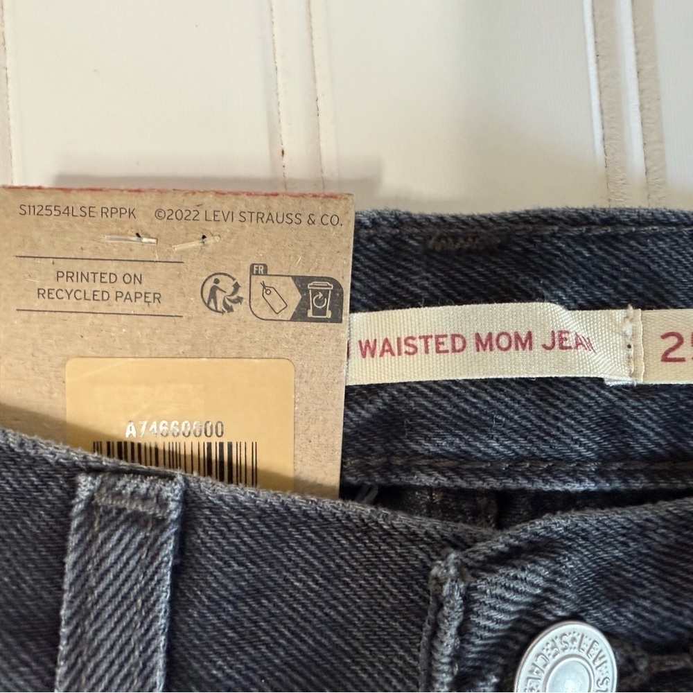 Levi’s Levis High Waisted Mom Jeans Womens 25X27 Black Frayed Hem NEW. 1142 - Picture 3 of 4